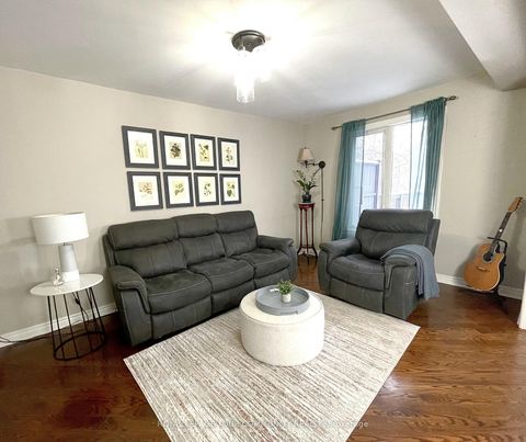 Photo 12 at 31 Giotto Crescent SW, Maple, Vaughan