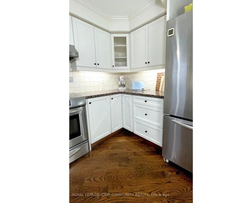 Photo 17 at 31 Giotto Crescent SW, Maple, Vaughan