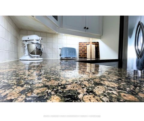 Photo 18 at 31 Giotto Crescent SW, Maple, Vaughan