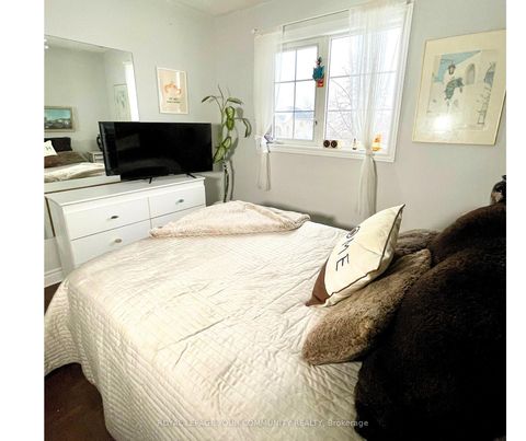 Photo 24 at 31 Giotto Crescent SW, Maple, Vaughan