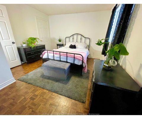 Photo 25 at 31 Giotto Crescent SW, Maple, Vaughan