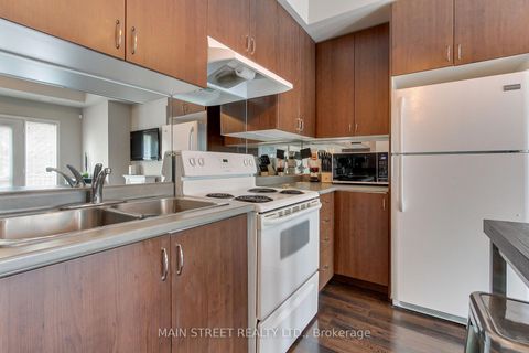 Photo 7 at 4 - 15949 Bayview Avenue, Bayview Northeast, Aurora