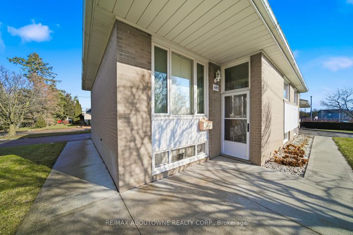 Photo 2 at 491 Warminster Drive, WO West, Oakville