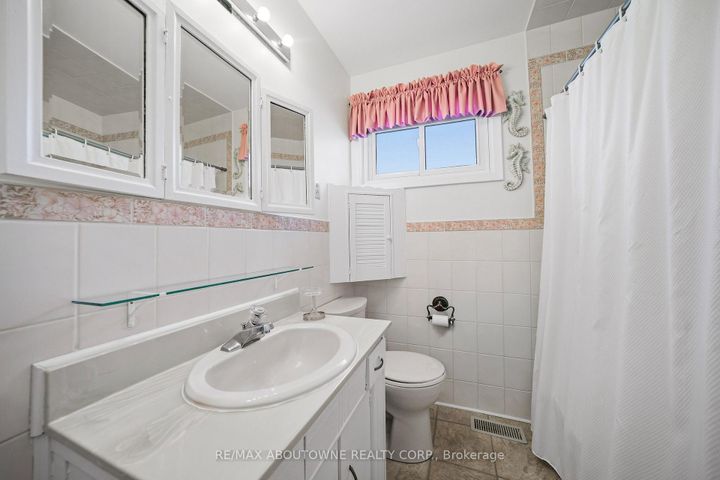 Photo 14 at 491 Warminster Drive, WO West, Oakville