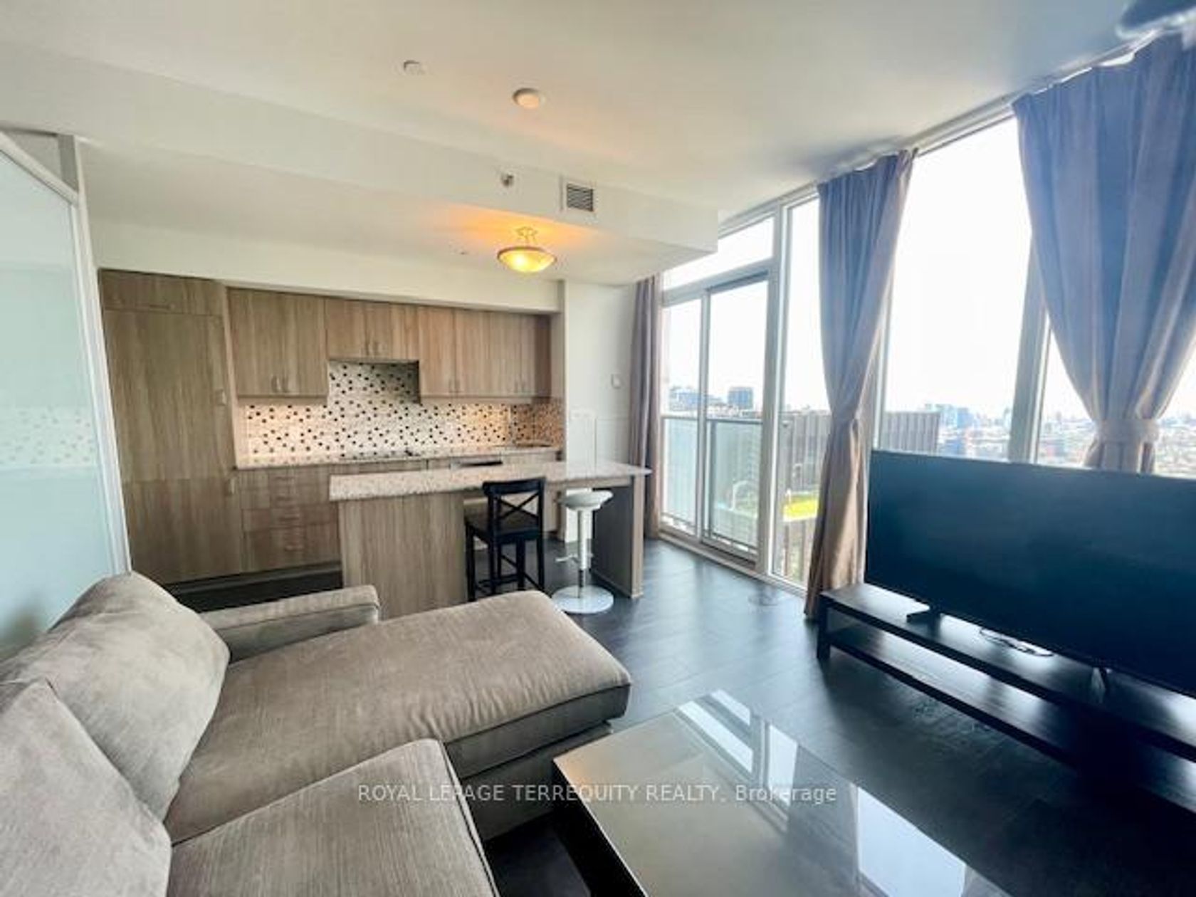 P101 - 426 University Avenue, Chinatown, Toronto 