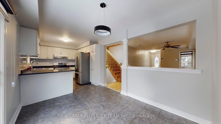 Photo 5 at 4 Slessor Lane, Bram East, Brampton