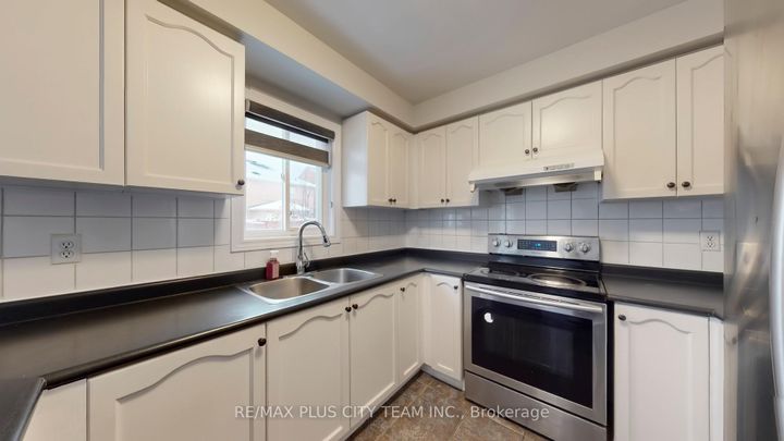 Photo 9 at 4 Slessor Lane, Bram East, Brampton