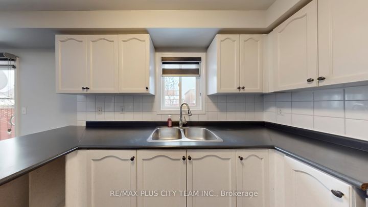 Photo 10 at 4 Slessor Lane, Bram East, Brampton