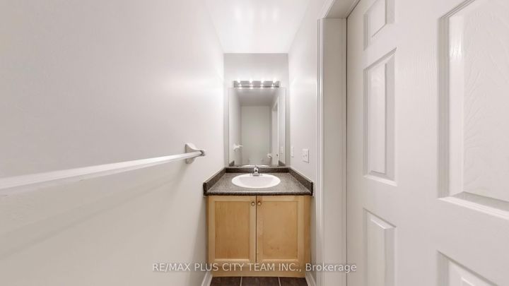 Photo 11 at 4 Slessor Lane, Bram East, Brampton