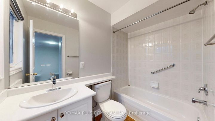 Photo 20 at 4 Slessor Lane, Bram East, Brampton