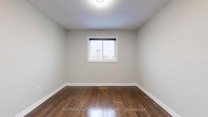 Photo 22 at 4 Slessor Lane, Bram East, Brampton