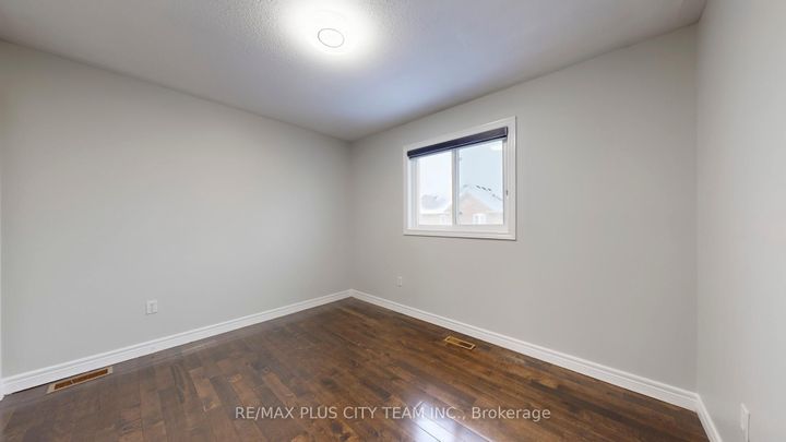 Photo 24 at 4 Slessor Lane, Bram East, Brampton