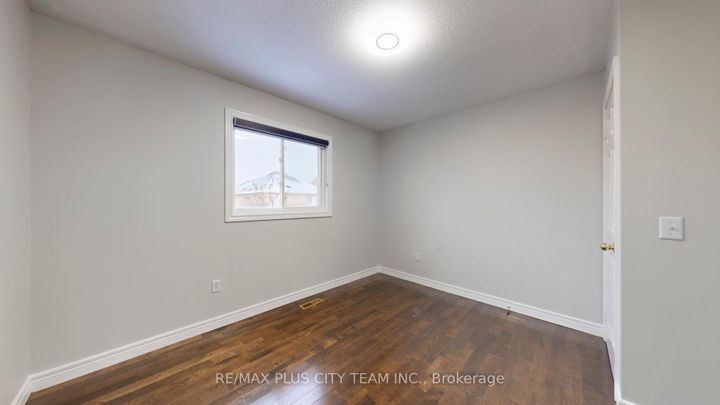 Photo 25 at 4 Slessor Lane, Bram East, Brampton