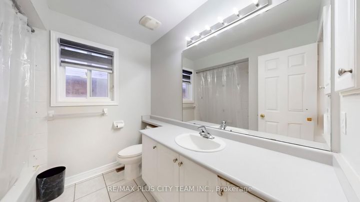 Photo 27 at 4 Slessor Lane, Bram East, Brampton