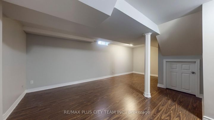 Photo 30 at 4 Slessor Lane, Bram East, Brampton