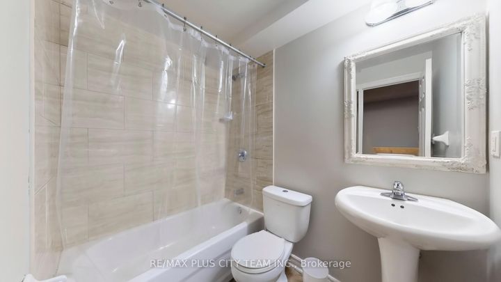 Photo 32 at 4 Slessor Lane, Bram East, Brampton