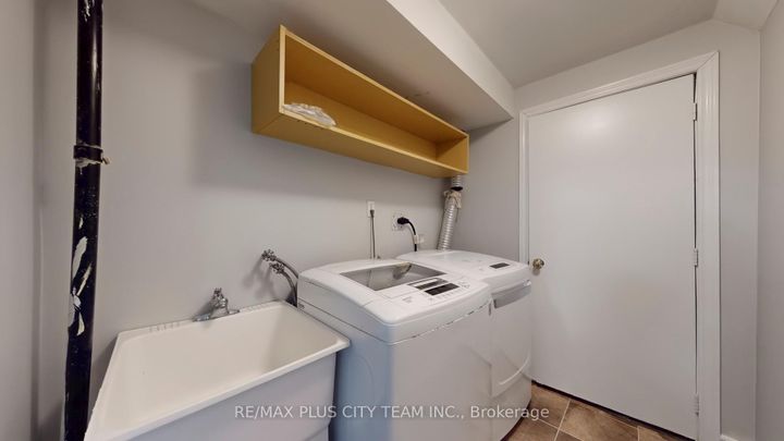 Photo 34 at 4 Slessor Lane, Bram East, Brampton