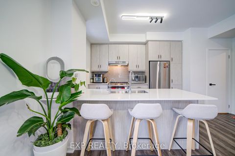 Photo 11 at TH210 - 131 Honeycrisp Crescent, Vaughan Corporate Centre, Vaughan