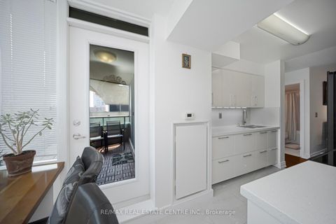 Photo 14 at 302 - 1 Elm Drive, City Centre, Mississauga