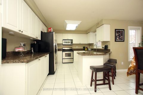 Photo 11 at 6 Coldstream Crescent, Devonsleigh, Richmond Hill