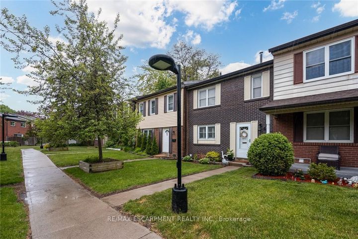 Photo 1 at 48 - 2825 Gananoque Drive, Meadowvale, Mississauga