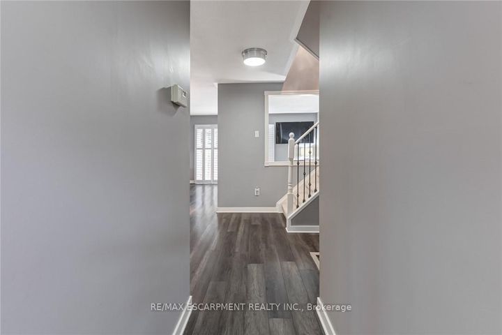 Photo 3 at 48 - 2825 Gananoque Drive, Meadowvale, Mississauga