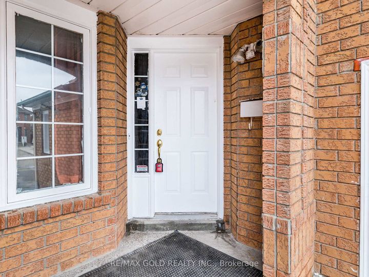 Photo 1 at 33 Fiddleneck Crescent, Wellington, Brampton