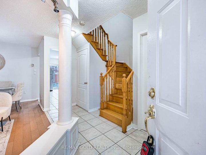 Photo 2 at 33 Fiddleneck Crescent, Wellington, Brampton