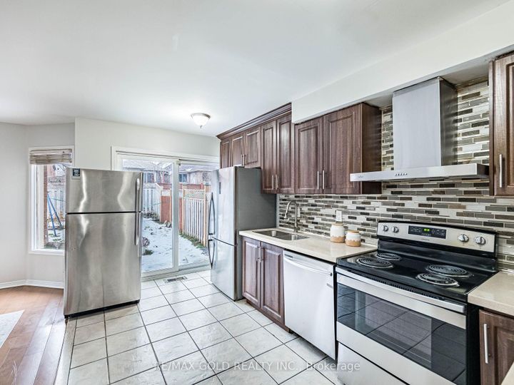 Photo 11 at 33 Fiddleneck Crescent, Wellington, Brampton