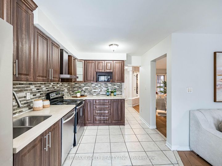 Photo 12 at 33 Fiddleneck Crescent, Wellington, Brampton