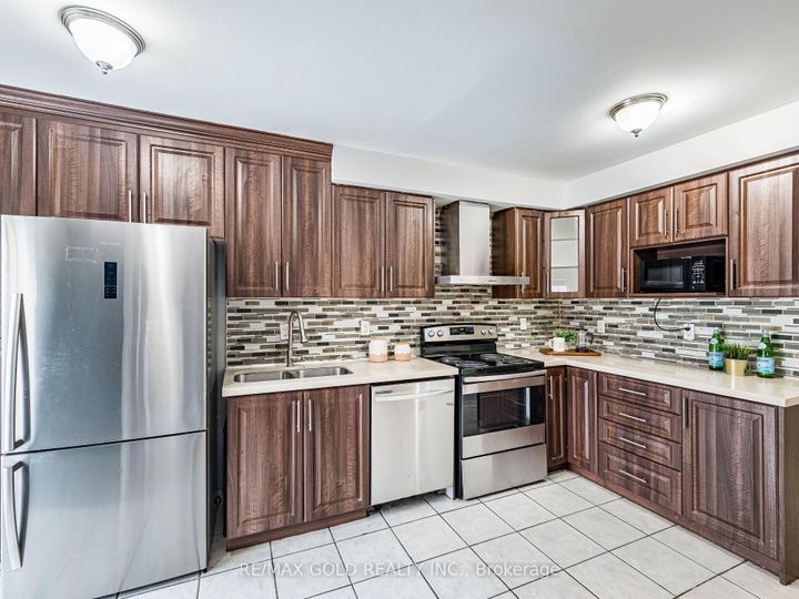 Photo 13 at 33 Fiddleneck Crescent, Wellington, Brampton