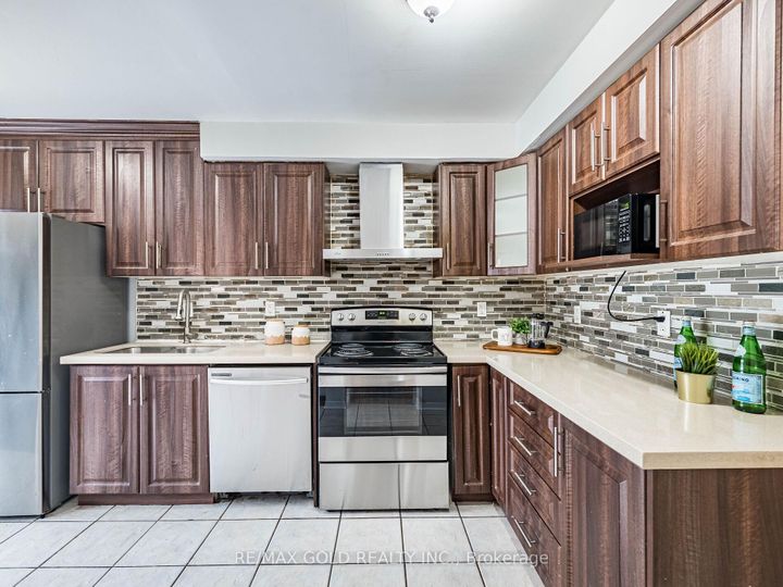 Photo 15 at 33 Fiddleneck Crescent, Wellington, Brampton