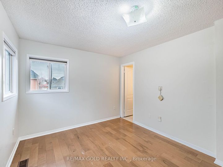 Photo 22 at 33 Fiddleneck Crescent, Wellington, Brampton