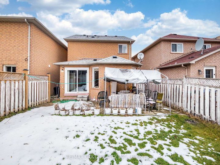 Photo 36 at 33 Fiddleneck Crescent, Wellington, Brampton