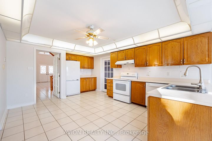 Photo 13 at 103 Spadina Road, Bayview Hill, Richmond Hill