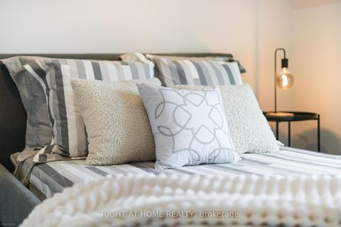 Photo 18 at 68A Oxford Street, Chinatown, Toronto