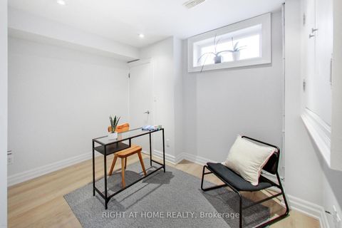 Photo 23 at 68A Oxford Street, Chinatown, Toronto