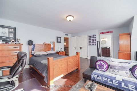 Photo 15 at 7 Trimingham Court, South Richvale, Richmond Hill