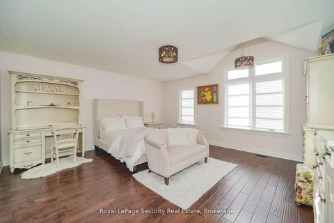 Photo 16 at 7 Trimingham Court, South Richvale, Richmond Hill