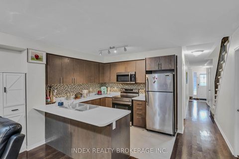 Photo 11 at 806 Mccue Drive, Taunton, Oshawa