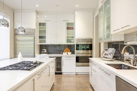 Photo 12 at 14 Sulgrave Crescent, Windfields, Toronto