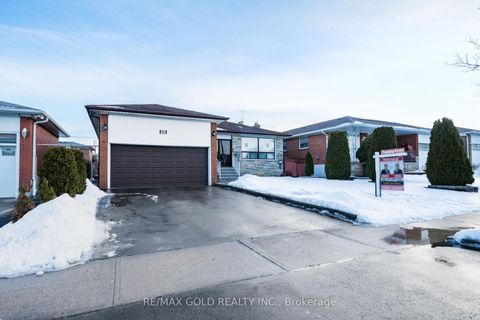 Photo 2 at 40 Maryhill Drive, Jamestown, Toronto