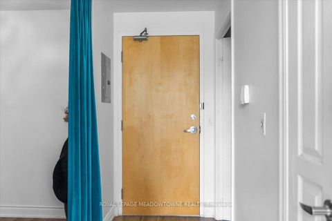 Photo 2 at 914 - 220 Burnhamthorpe Road W, City Centre, Mississauga