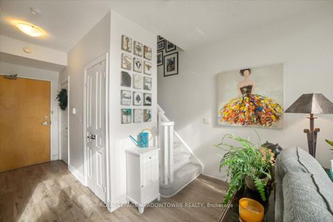 Photo 9 at 914 - 220 Burnhamthorpe Road W, City Centre, Mississauga