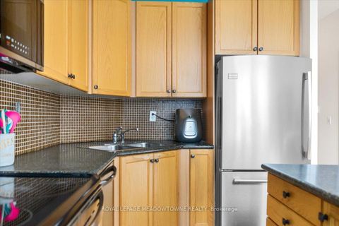 Photo 11 at 914 - 220 Burnhamthorpe Road W, City Centre, Mississauga