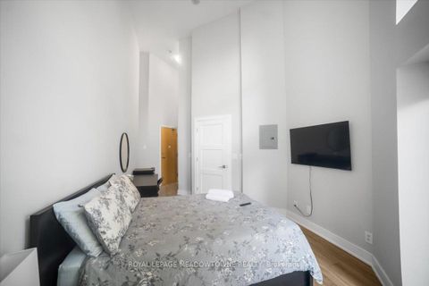 Photo 45 at 914 - 220 Burnhamthorpe Road W, City Centre, Mississauga