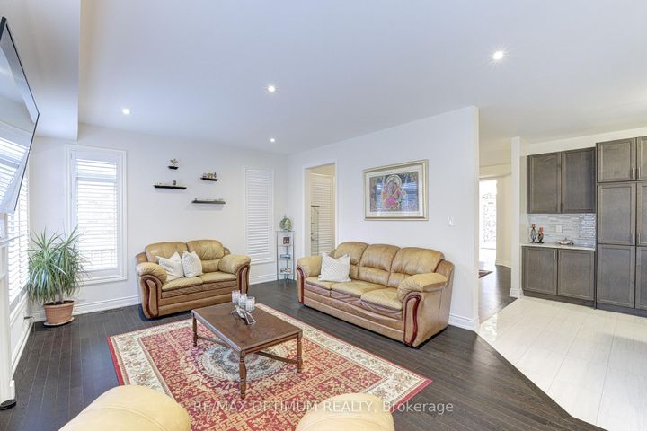 Photo 10 at 17 Elysian Field Circle, Bram West, Brampton