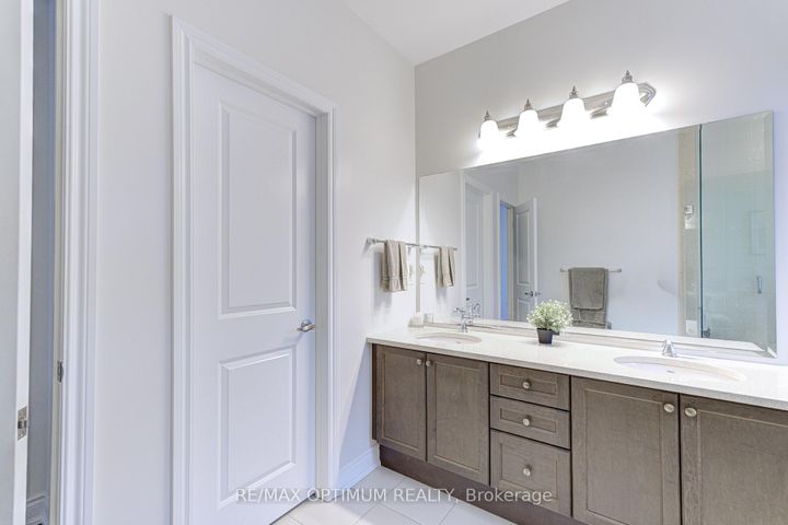 Photo 24 at 17 Elysian Field Circle, Bram West, Brampton