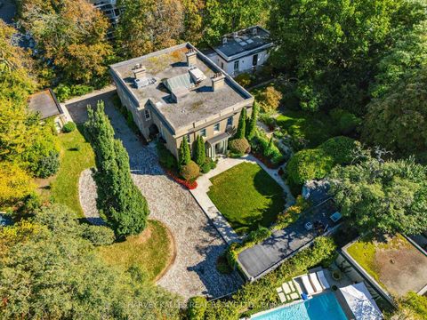 Photo 1 at 1 Edmund Gate, Casa Loma, Toronto