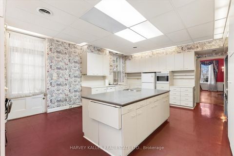 Photo 24 at 1 Edmund Gate, Casa Loma, Toronto